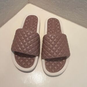 APL Men's Size 9 Lusso Slide Sandal Beachwood Tan Pool Beach Vacation Resortwear